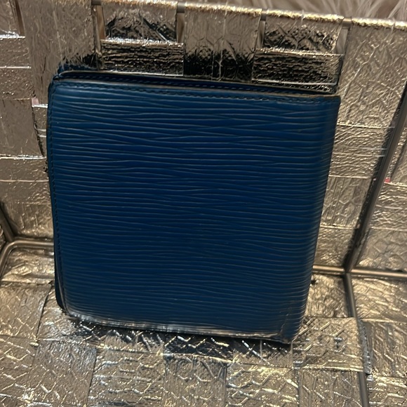 Authentic Louis Vuitton sapphire blue EPI bifold wallet - Picture 9 of 13